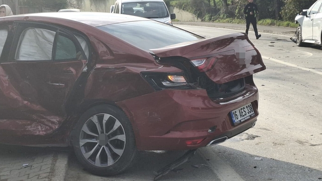 İki otomobilin çarpışması neticesinde 5 kişi yaralandı