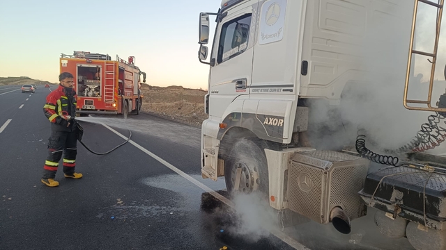 Bingöl'de seyir halindeki tırda yangın paniği: Facia son anda önlendi