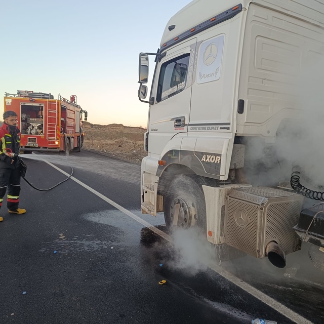 Bingöl'de seyir halindeki tırda yangın paniği: Facia son anda önlendi