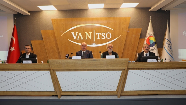 Türkiye'de barışın toplumsal, siyasal ve ekonomik boyutları masaya yatırıldı
Van TSO'da "Türkiye'de Barış Nasıl Tesis Edilir?" söyleşisi düzenlendi