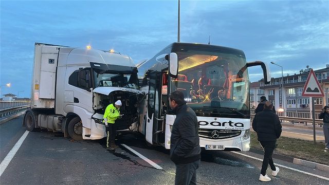Kütahya'da 3 aracın karıştığı zincirleme kaza; 3 yaralı