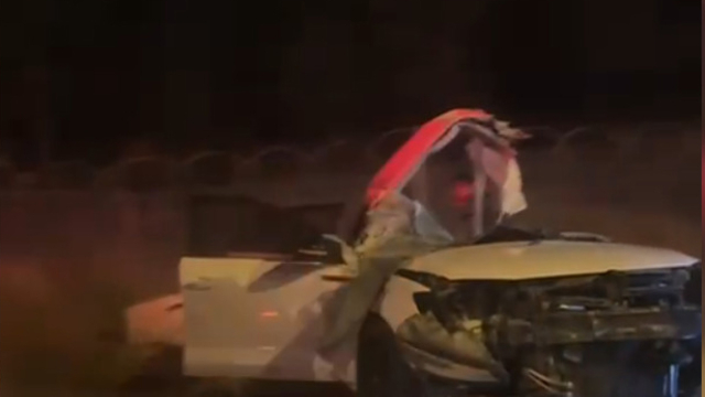 Malatya'da otomobil direğe çarptı; 1'i ağır, 2 yaralı