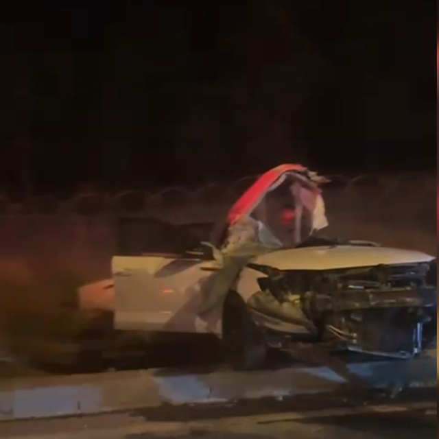 Malatya'da otomobil direğe çarptı; 1'i ağır, 2 yaralı