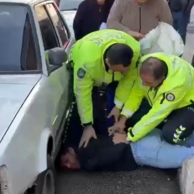 Drift atıp, polisten kaçan ehliyet sürücü, kaza yapınca yakalandı; o anlar...