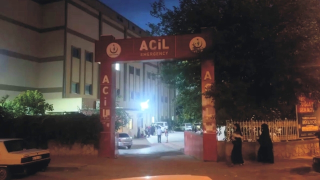 Tartıştığı karısını sokak ortasında bıçaklayarak öldürdü