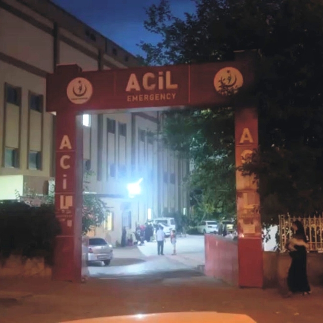 Tartıştığı karısını sokak ortasında bıçaklayarak öldürdü