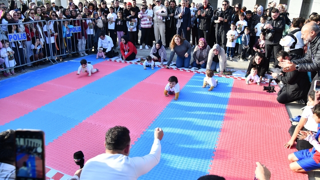 Osmaniye'de bebek emekleme yarışması renkli görüntülere sahne oldu