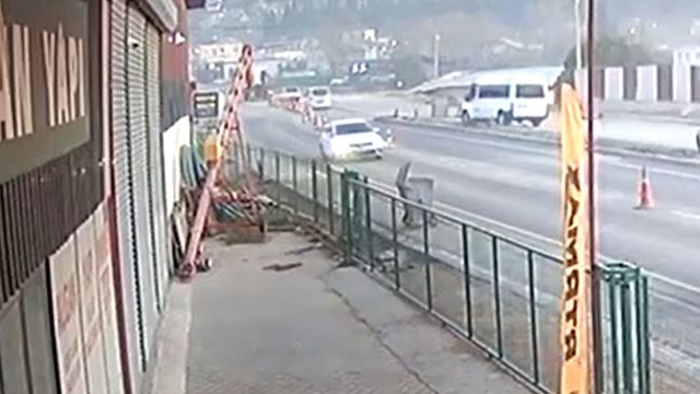 Minibüs ile çarpışan elektrikli motosikletin sürücüsü yaralandı; kaza anı kamerada