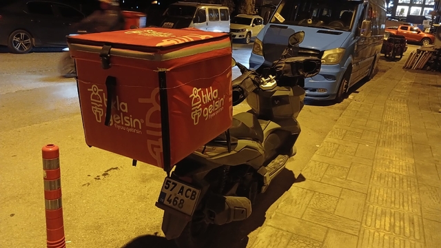 Sinop'ta otomobille çarpışan motosikletteki 2 kişi yaralandı