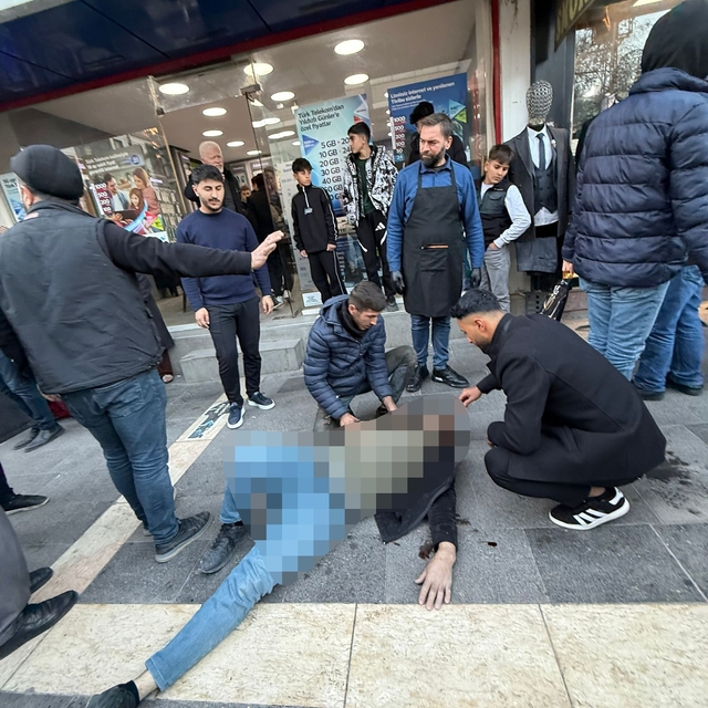 Klima montajı yaparken 2'nci kattan düşerek yaralandı