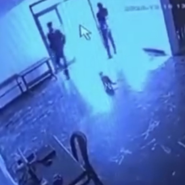 Kediye tekme attı, o anlar kameraya yansıdı