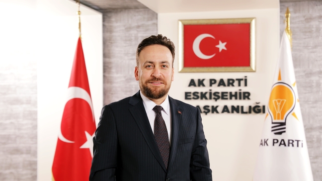 AK Parti Tepebaşı İlçe Başkanı Tunç: "Bu durum, ihmalkârlığın ve ciddiyetsizliğin sonucudur"
"On binlerce vatandaş, sabah saatlerinden bu yana en temel ihtiyaçlarına dahi ulaşamamaktadır"