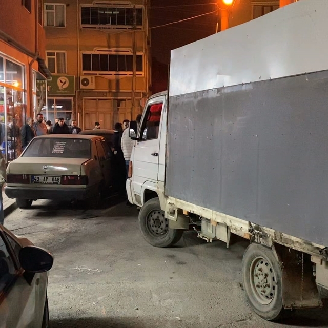 Bursa'da park halindeki 3 araca çarpıp kaçan kamyonetin alkollü sürücüsü, y...