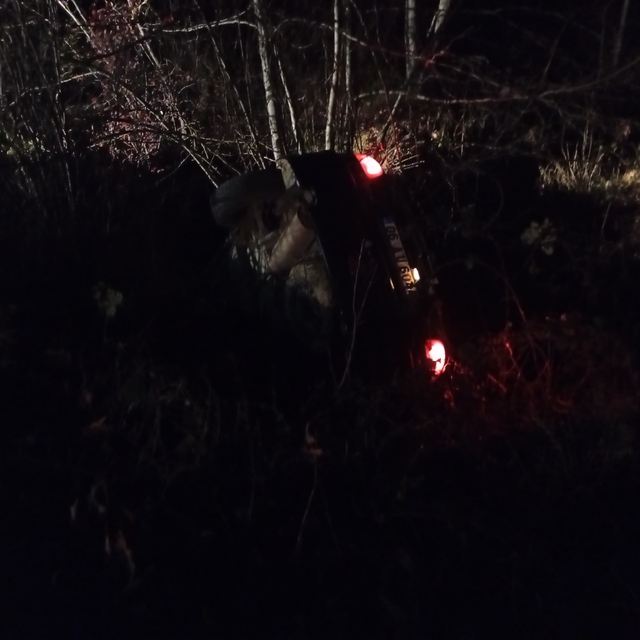 Şarampole devrilen otomobilden sızan yakıt paniğe neden oldu