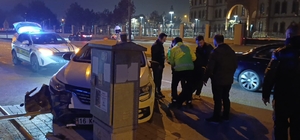 Kontrolü kaybedip trafik levhalarına çarptı: 1 yaralı