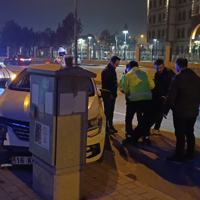 Kontrolü kaybedip trafik levhalarına çarptı: 1 yaralı