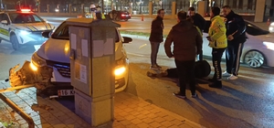 Bursa'da otomobil trafik levhalarına çarptı: 1 yaralı
