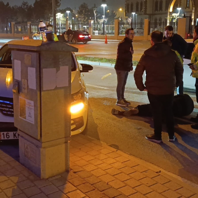 Bursa'da otomobil trafik levhalarına çarptı: 1 yaralı