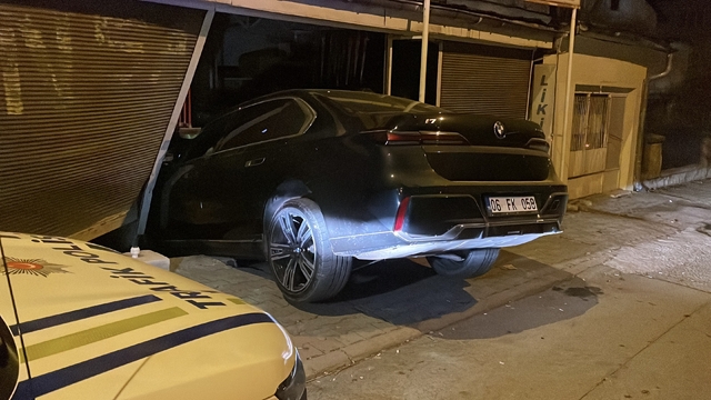 Sivas'ta fren yerine gaza basan sürücü, markete girdi