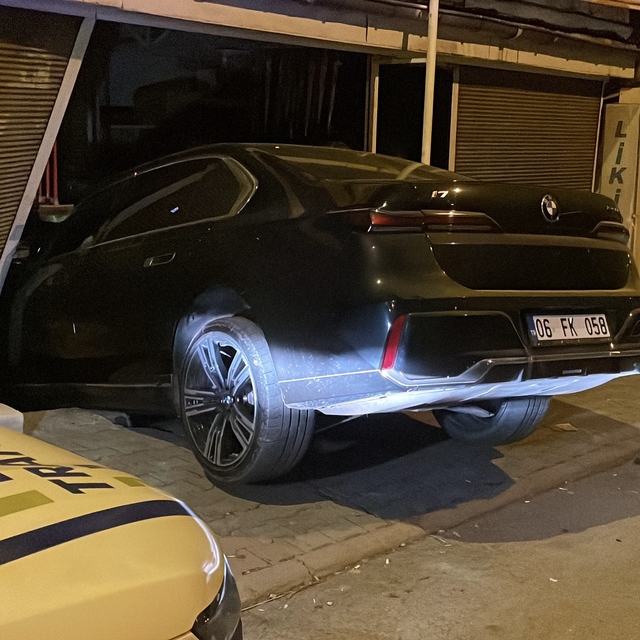 Sivas'ta fren yerine gaza basan sürücü, markete girdi