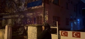 Kayseri’de komşuluk örneği: Ulaşamadığı komşusundan soğuk havada haber bekledi
Komşusundan iyi haberi alan yaşlı kadın derin nefes aldı