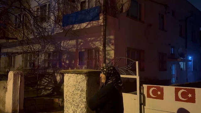 Kayseri'de komşuluk örneği: Ulaşamadığı komşusundan soğuk havada haber bekledi
Komşusundan iyi haberi alan yaşlı kadın derin nefes aldı