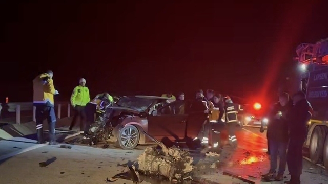 Çanakkale'de 2 otomobil çarpıştı: 5 ölü, 1 yaralı
Polisin dur ihtarına uymayan otomobil ters yöne girdi, karşıdan gelen otomobille çarpıştı