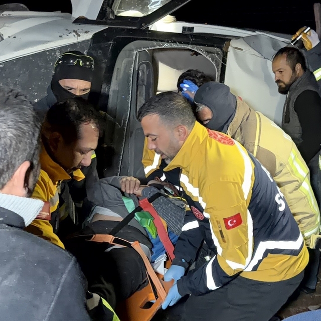 Adıyaman'da minibüs takla atarak devrildi: 4 yaralı