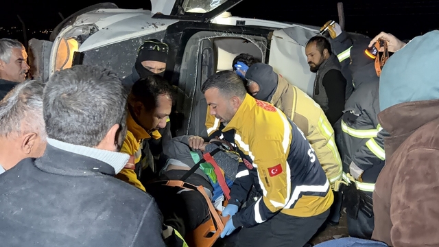 Adıyaman'da minibüs takla atarak devrildi: 4 yaralı