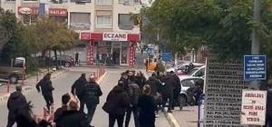 Aydın Devlet Hastanesi’nin özel güvenlikçiler şaşırttı
Gözlerinin önündeki olaya seyirci kalan özel güvenlikçiler, polise yardım etmek yerine gazeteciyi hedef aldılar