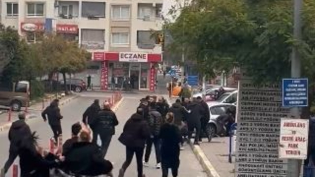 Aydın Devlet Hastanesi'nin özel güvenlikçiler şaşırttı
Gözlerinin önündeki olaya seyirci kalan özel güvenlikçiler, polise yardım etmek yerine gazeteciyi hedef aldılar