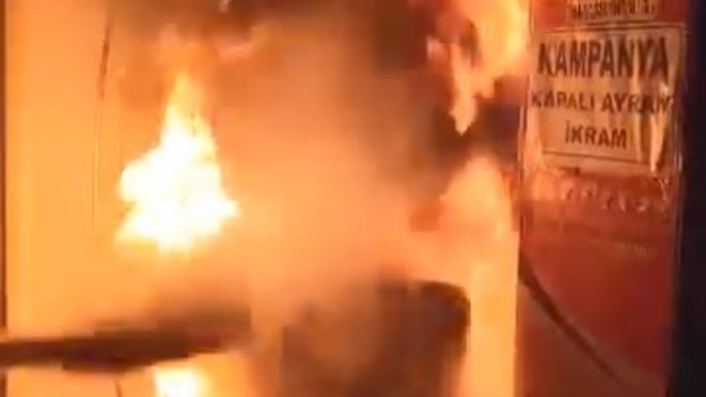 Elazığ'da yanan işletmenin yardımına esnaf yetişti