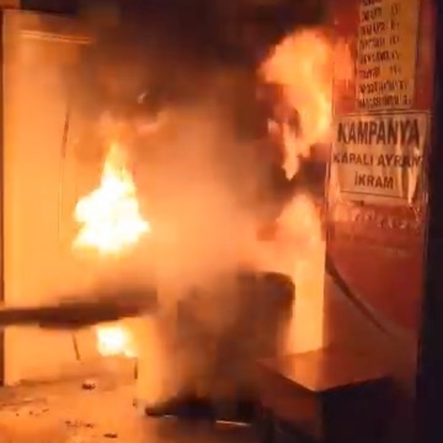 Elazığ'da yanan işletmenin yardımına esnaf yetişti