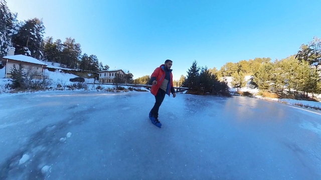 Buz tutan gölde patenle kaydı