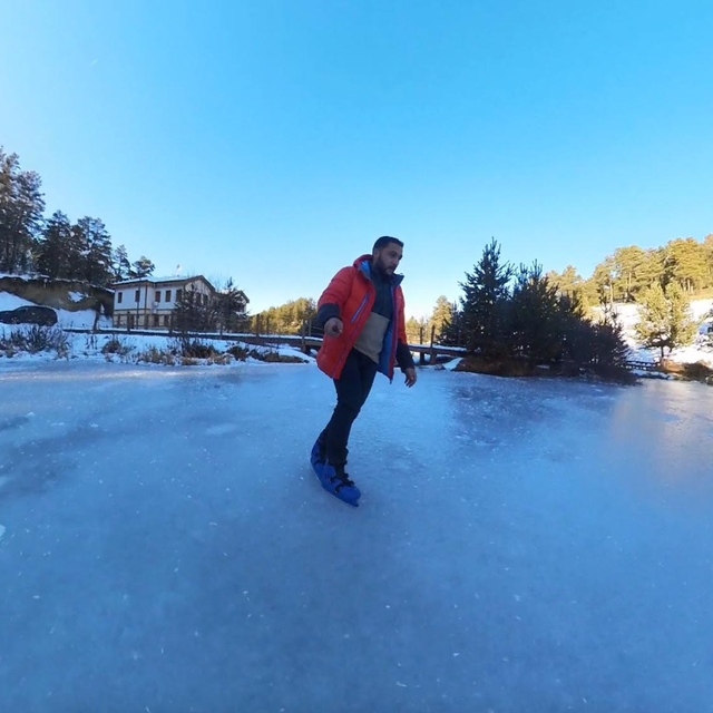 Buz tutan gölde patenle kaydı