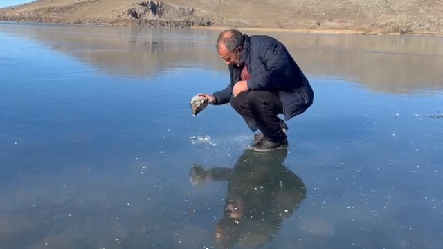Buzun kalınlığını kontrol eden balıkçılar, Çıldır Gölü'ne ağ atmaya hazırlanıyor