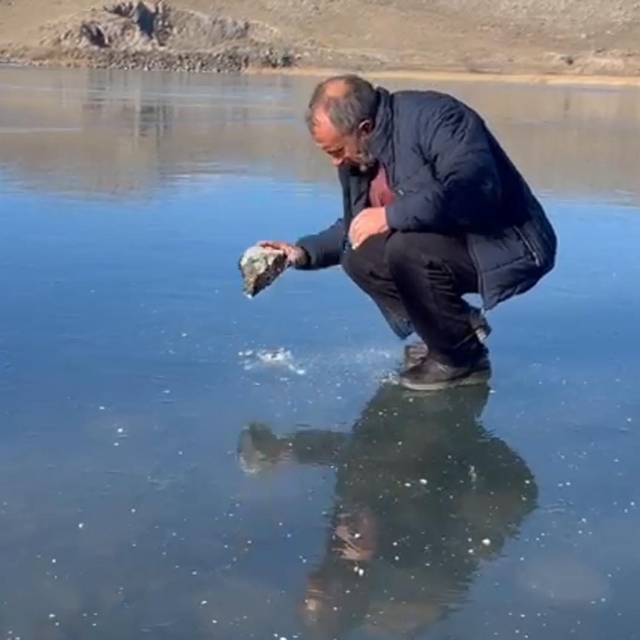 Buzun kalınlığını kontrol eden balıkçılar, Çıldır Gölü'ne ağ atmaya hazırla...