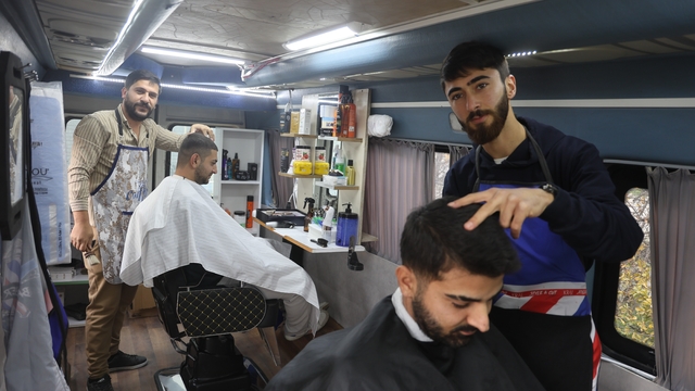 İlk kez görenleri şaşırtan mobil berber, bir 'Alo' ile müşterilerinin ayağına giderek VİP hizmet veriyor