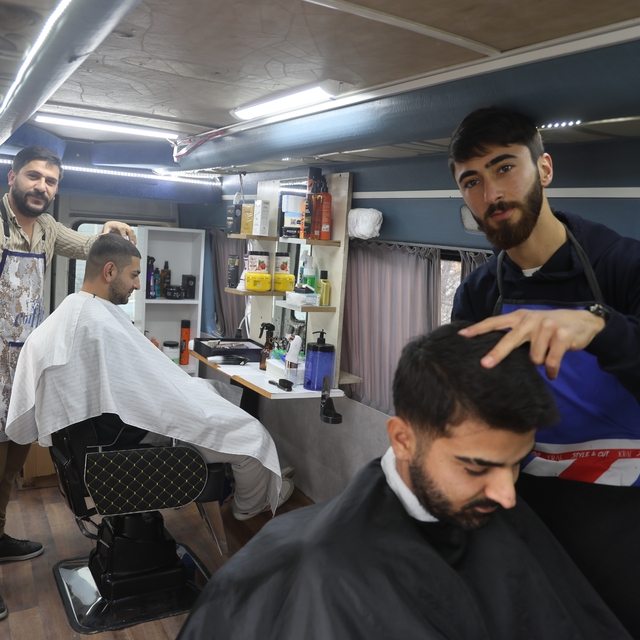 İlk kez görenleri şaşırtan mobil berber, bir 'Alo' ile müşterilerinin ayağı...