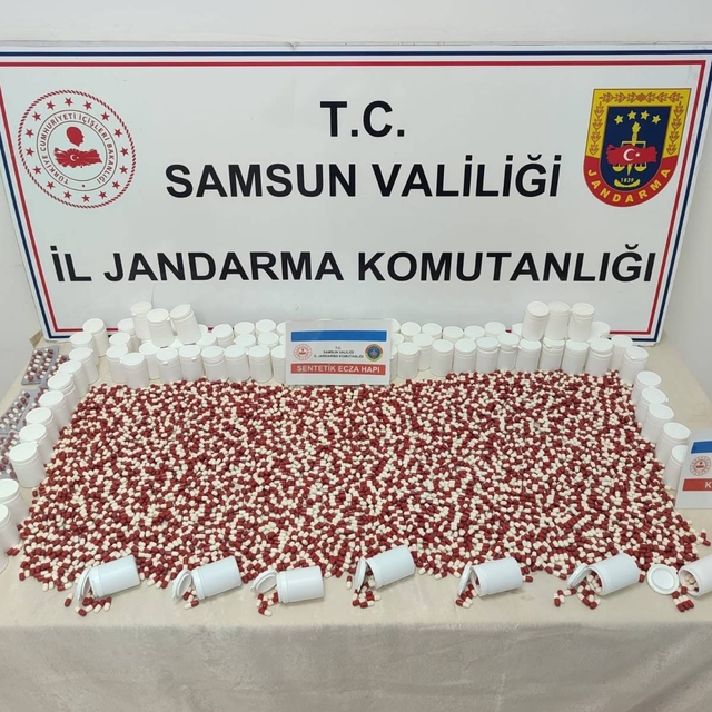 Apartman yöneticisi jandarma tarafından 7 bin uyuşturucu hapla yakalandı