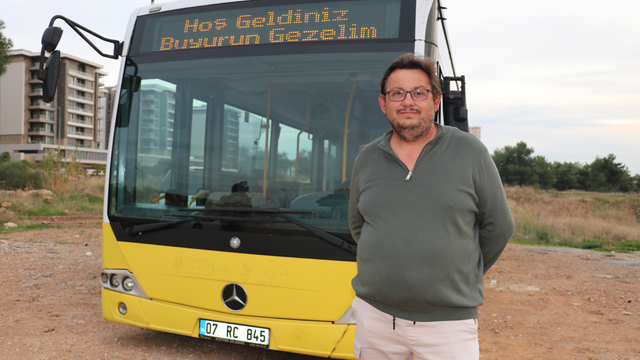 Karavan hayaliyle aldığı eski İETT otobüsüyle mahalleliyi gezdiriyor