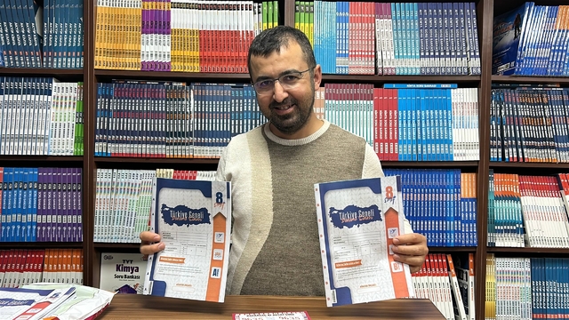 Hatay'da depremzede öğrencilere 8 bin ücretsiz deneme kitapçığı dağıtıldı