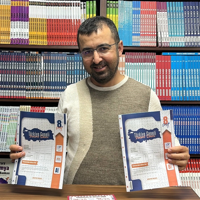 Hatay'da depremzede öğrencilere 8 bin ücretsiz deneme kitapçığı dağıtıldı