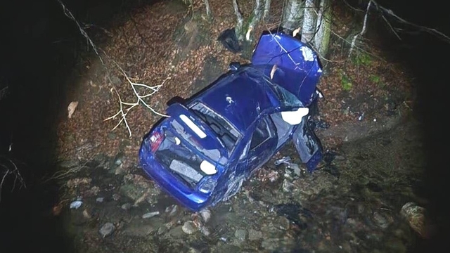 Uçurumdan yuvarlanan otomobilden 3 kişi sağ çıktı