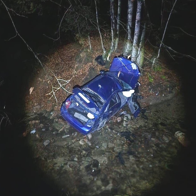 Uçurumdan yuvarlanan otomobilden 3 kişi sağ çıktı