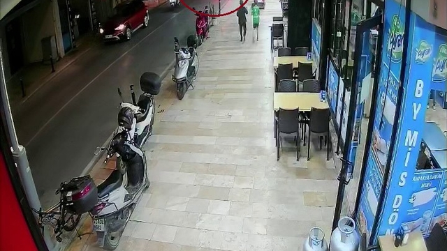 Alkollüyken kaza yapan aday sürücünün ehliyeti ikinci kez iptal edildi
Kaza anları güvenlik ve araç kamerasına yansıdı