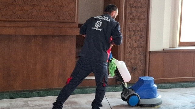 Çayırova'da cuma vaazı sırasında içeriye köpek giren cami dezenfekte edildi