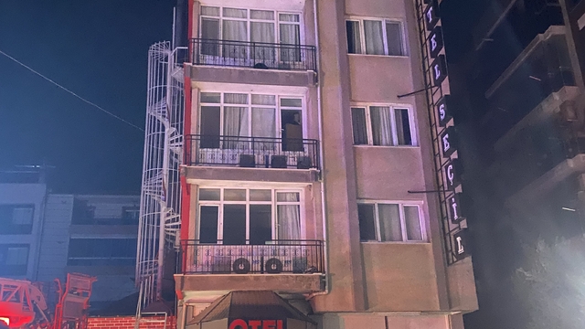 Alaşehir'de 5 katlı otelde korkutan yangın