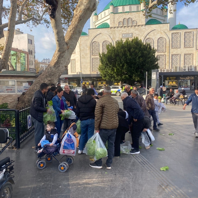 Antalyalı çiftçi ürünlerin çöpe dökülmesine tepki olarak 200 marulu ücretsi...