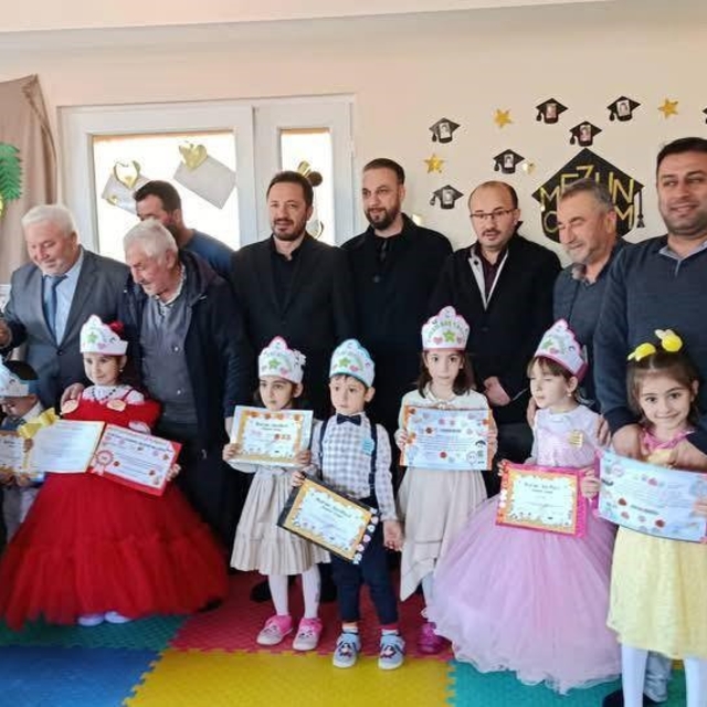 Efeler'de Kur'an'a geçen minik öğrenciye anlamlı kutlama